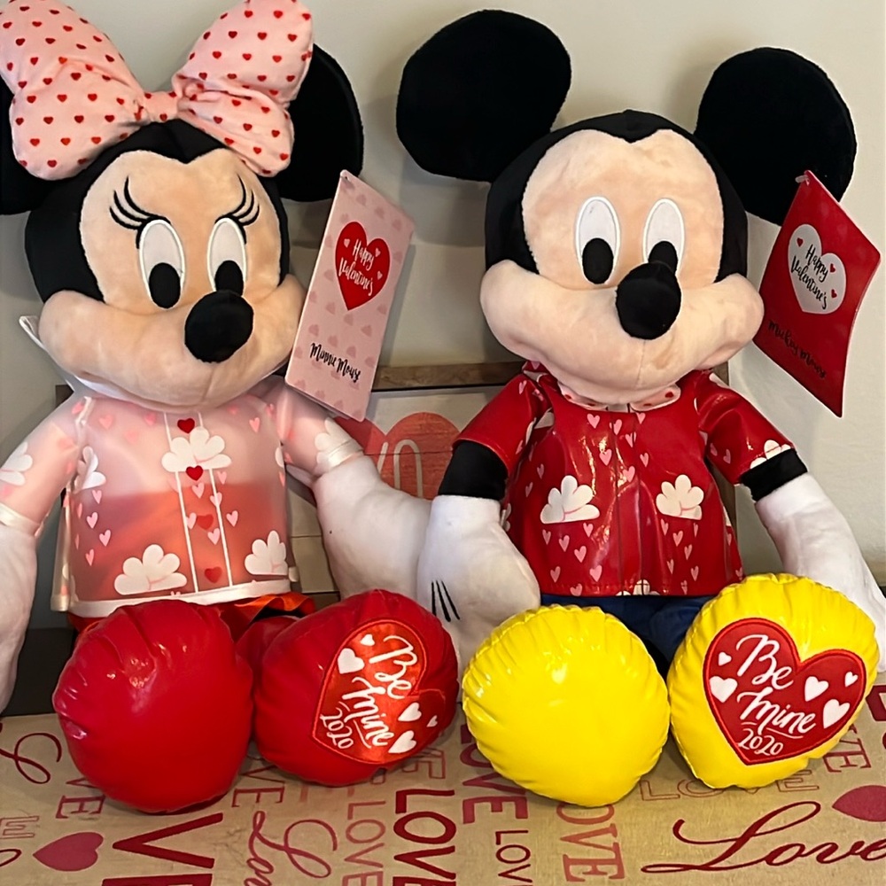 ❤️❤️ Mickey & Minnie Mouse Valentine “Be Mine 2020” 16” plushes ❤️❤️